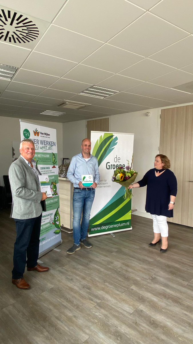 Op 23 juni werd door wethouder Dilek Odabasi van de gemeente Waalwijk een Groene Pluim uitgereikt aan directeur Bart van Wijlen het aannemersbedrijf uit Sprang-Capelle.
#vanwijlen #duurzaamondernemen #degroenepluim #waalwijk #sprangcapelle