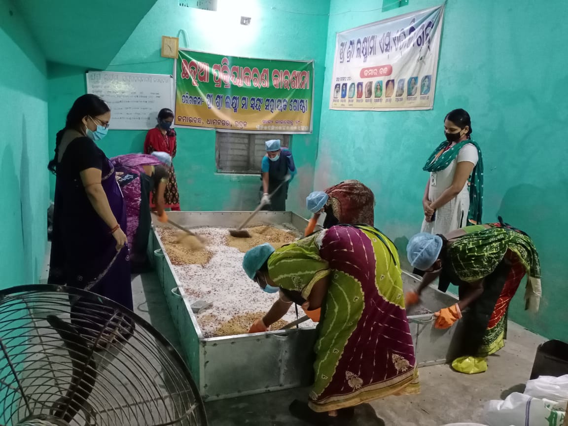 DhamnagarCDPO's tweet photo. Ingredients Mixing by WSHGs for Chhatua in different THR unit under Dhamnagar Project. 
@BhadrakDswo 
@DPMU_MS_Bhadrak https://t.co/H2fNScXrOZ
