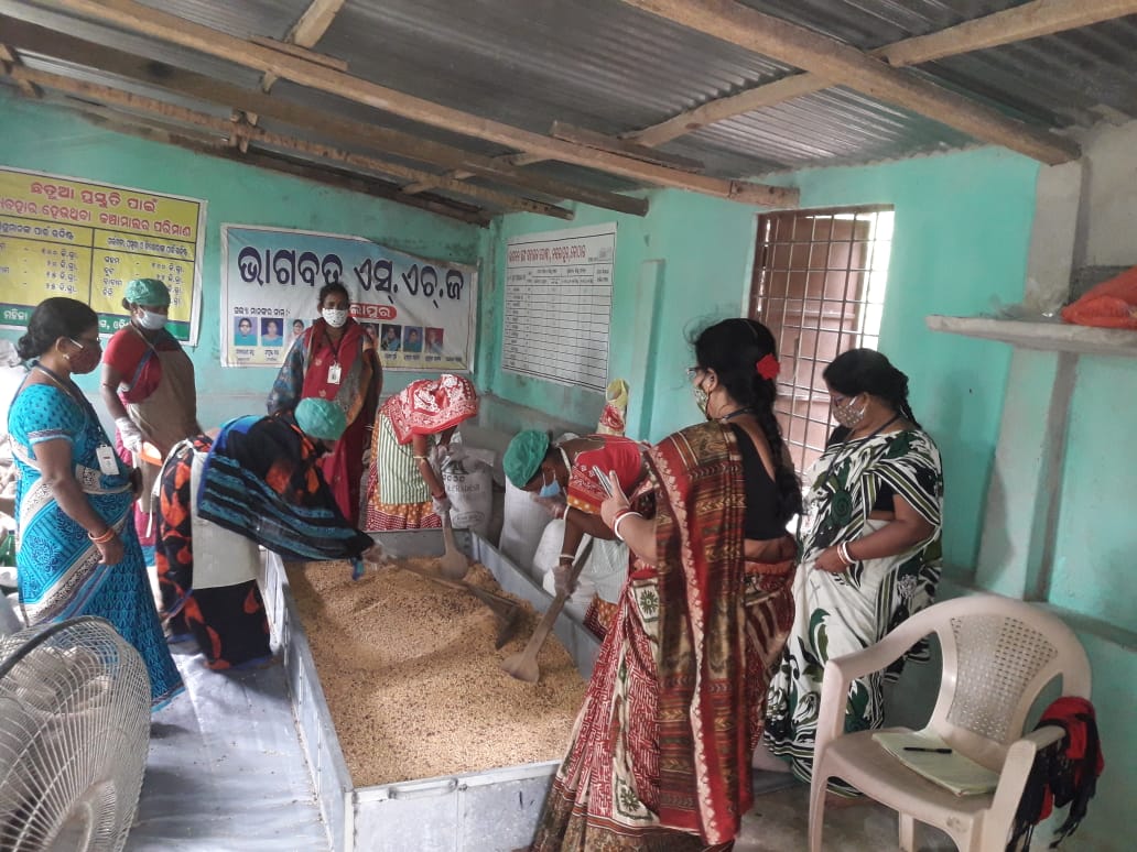 DhamnagarCDPO's tweet photo. Ingredients Mixing by WSHGs for Chhatua in different THR unit under Dhamnagar Project. 
@BhadrakDswo 
@DPMU_MS_Bhadrak https://t.co/H2fNScXrOZ