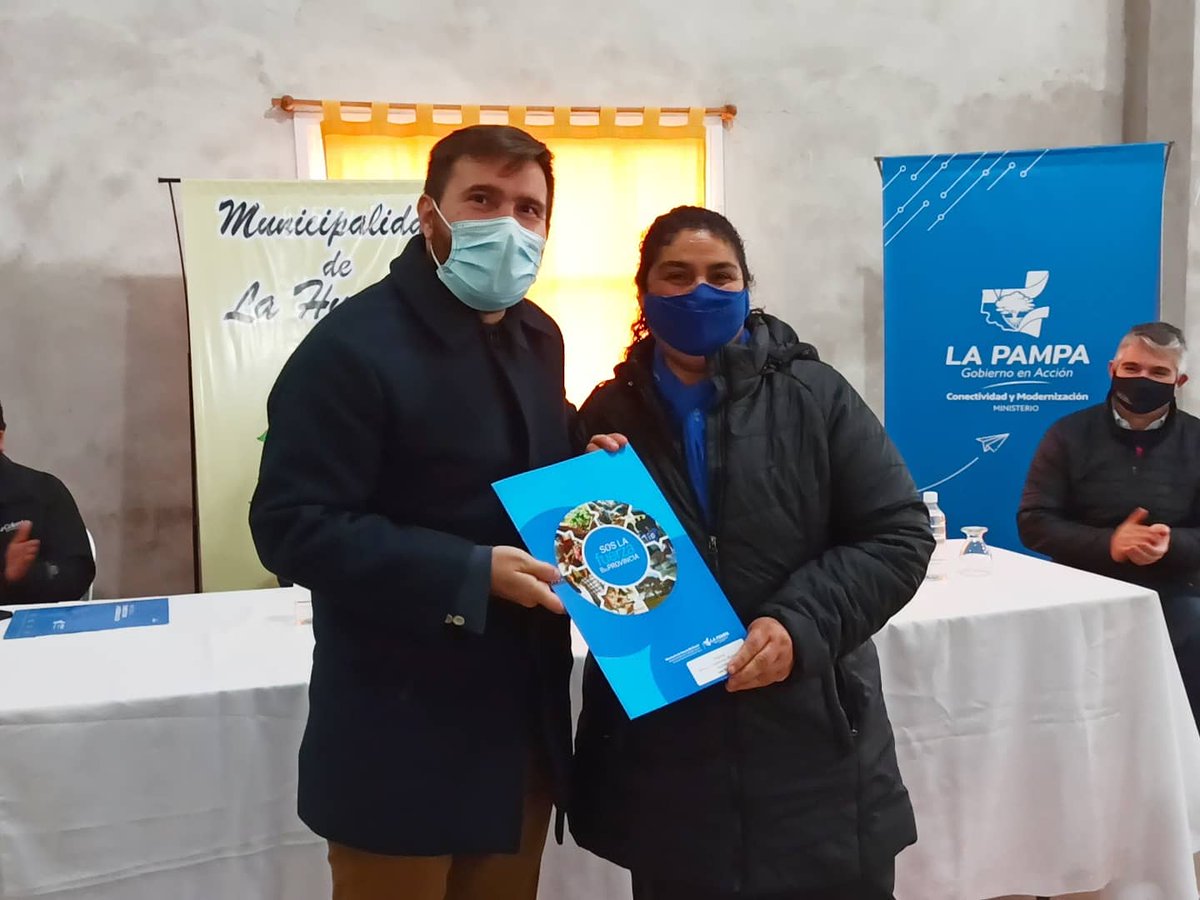 MinisterioCyM's tweet photo. El ministro @acurciarello visitó la localidad de #LaHumada para anunciar la obra que permitirá mejorar las conexiones a internet de sus habitantes, pasando de 100 a 350 Mbps. https://t.co/wjQqj9ceSg