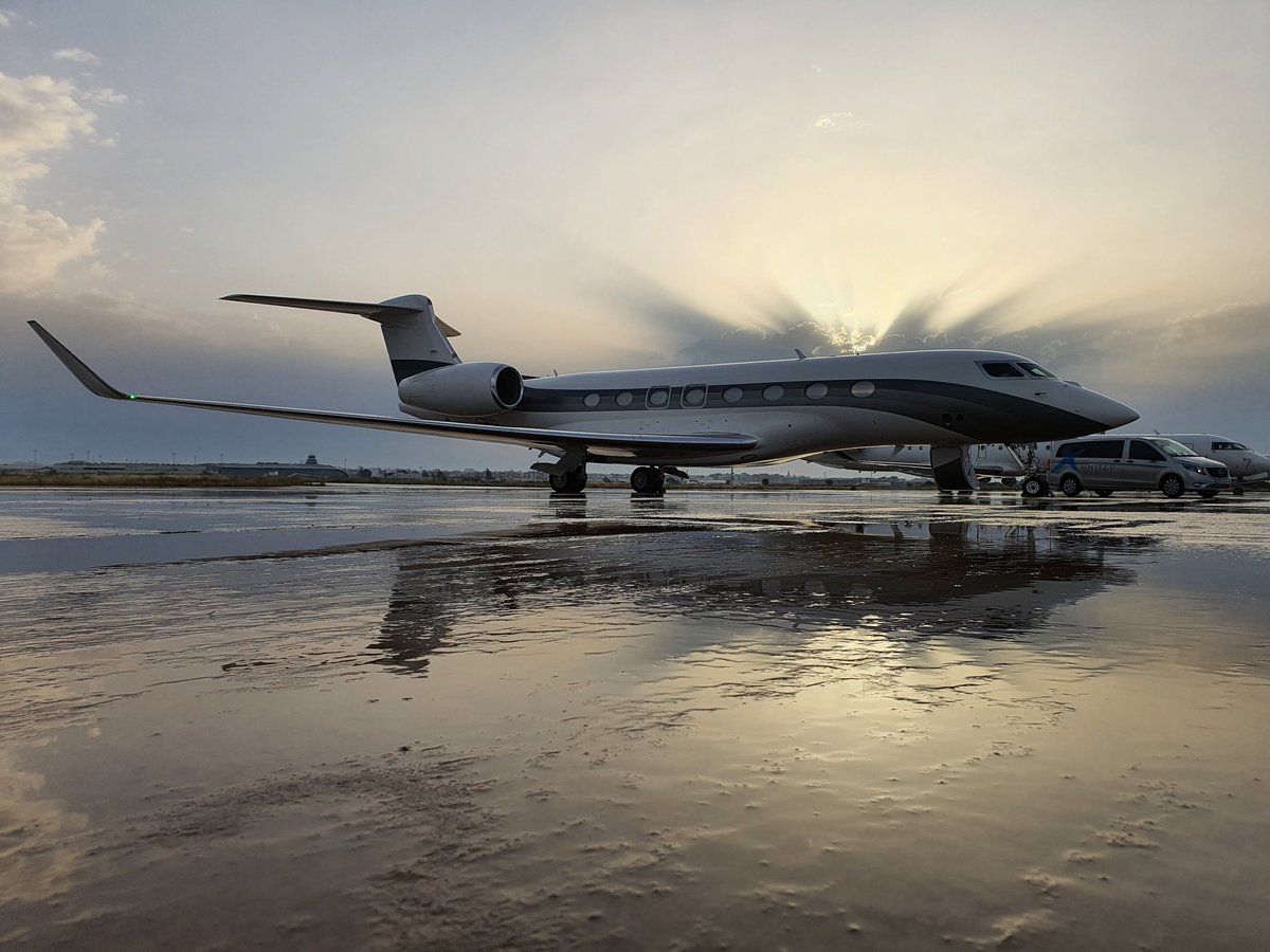 Rainy day at #LEVC 💧🌧
.
.
#gulfstream #g650 #vip #privatejet #aviationdaily #flyprivate #bizjet #bizav #groundhandling #filterless #reflection #unitedaviation #ramplife #instaaviation #instafly #skyporn #avporn #avgeek #luxury #picoftheday #spain #FBO #businessjet #nofilter