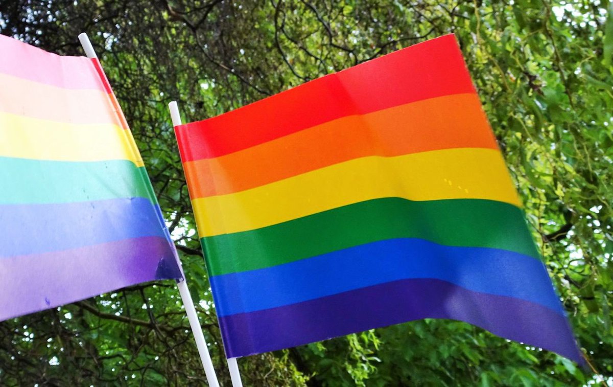 Testgelaende's tweet photo. Der #UEFA ist simple Solidarität zu politisch. Zu glauben, dass Fußball jemals unpolitisch war ist 
#UEFAil durch und durch.  #ihrkönntaufunszählen #IhrKönntAufUnsZählen #pride #PrideMonth #PrideMonth2021 #LGBTIQ #EM2021 #PlayFair https://t.co/ABytHYaT7E