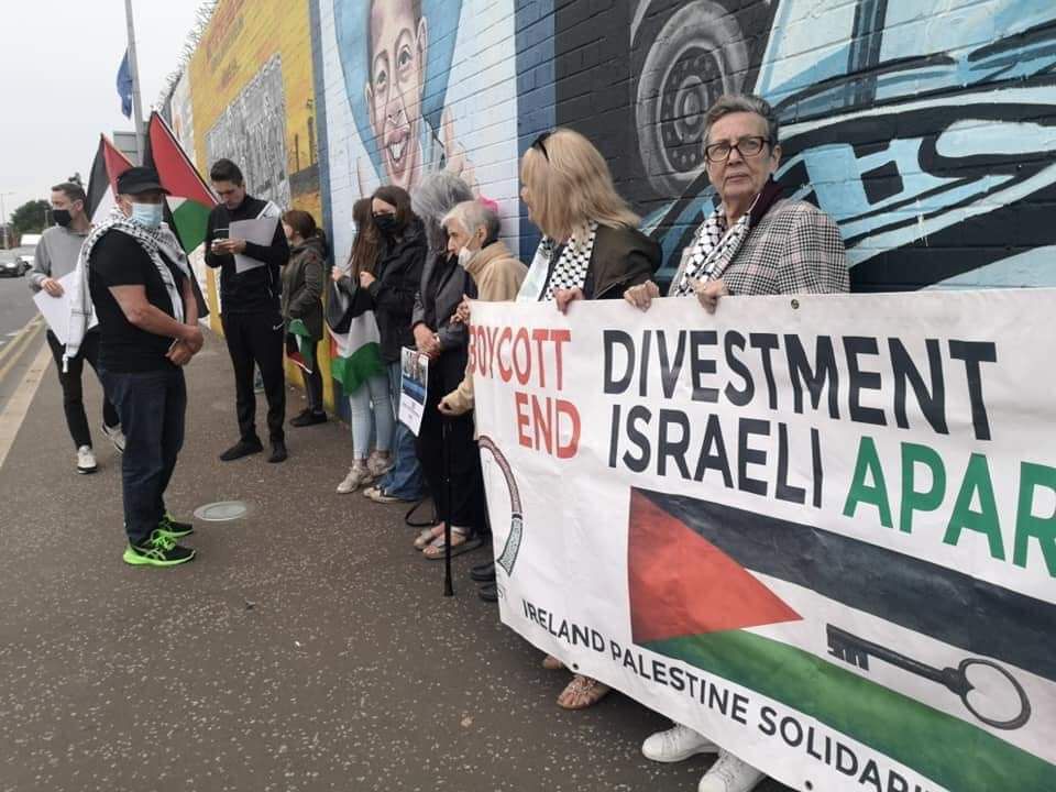 IPalToday's tweet photo. In Solidarity with Palestine pro-Palestinian activists organized a vigil and restart of boycott #Anyvision campaign which is an Israeli company with office in Belfast involved in developing facial recognition technology and condemned by human rights groups.
#FreePalestine🇵🇸🇵🇸 https://t.co/R2kjk1sjie