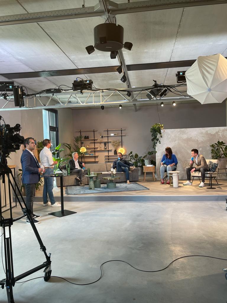 bluebirdday_nl's tweet photo. Wat is de rol van #marktplaatsen? Wordt de positie van #platformen overschat? Hoe shopt de #consument in 2030? Op deze - en nog veel meer - vragen werd vanmiddag antwoord gegeven tijdens de paneldiscussie op het @ShopTomorrow pitstop event.

#shoppingin2030 #ecommerce https://t.co/G2CAntzvo0