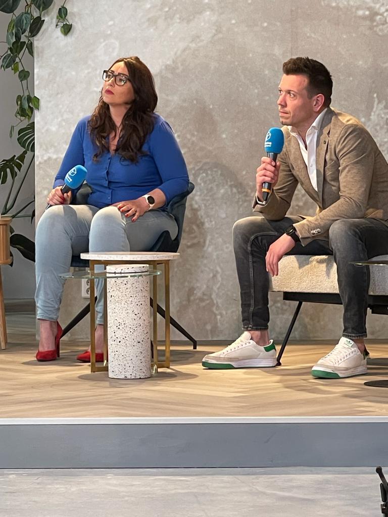 bluebirdday_nl's tweet photo. Wat is de rol van #marktplaatsen? Wordt de positie van #platformen overschat? Hoe shopt de #consument in 2030? Op deze - en nog veel meer - vragen werd vanmiddag antwoord gegeven tijdens de paneldiscussie op het @ShopTomorrow pitstop event.

#shoppingin2030 #ecommerce https://t.co/G2CAntzvo0
