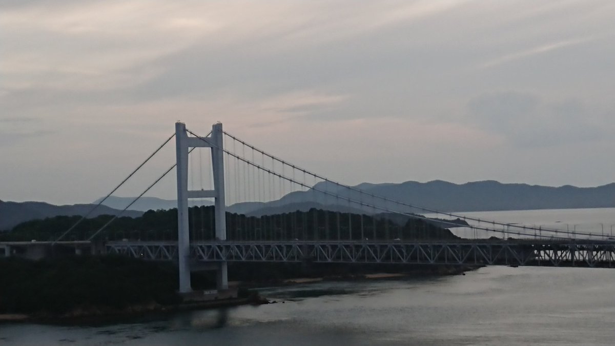 岡山フラペチーノの背景イラストの橋 瀬戸大橋 じゃなくて 明石海峡大橋 では 地元民や橋ガチ勢からツッコミが殺到してしまう Togetter