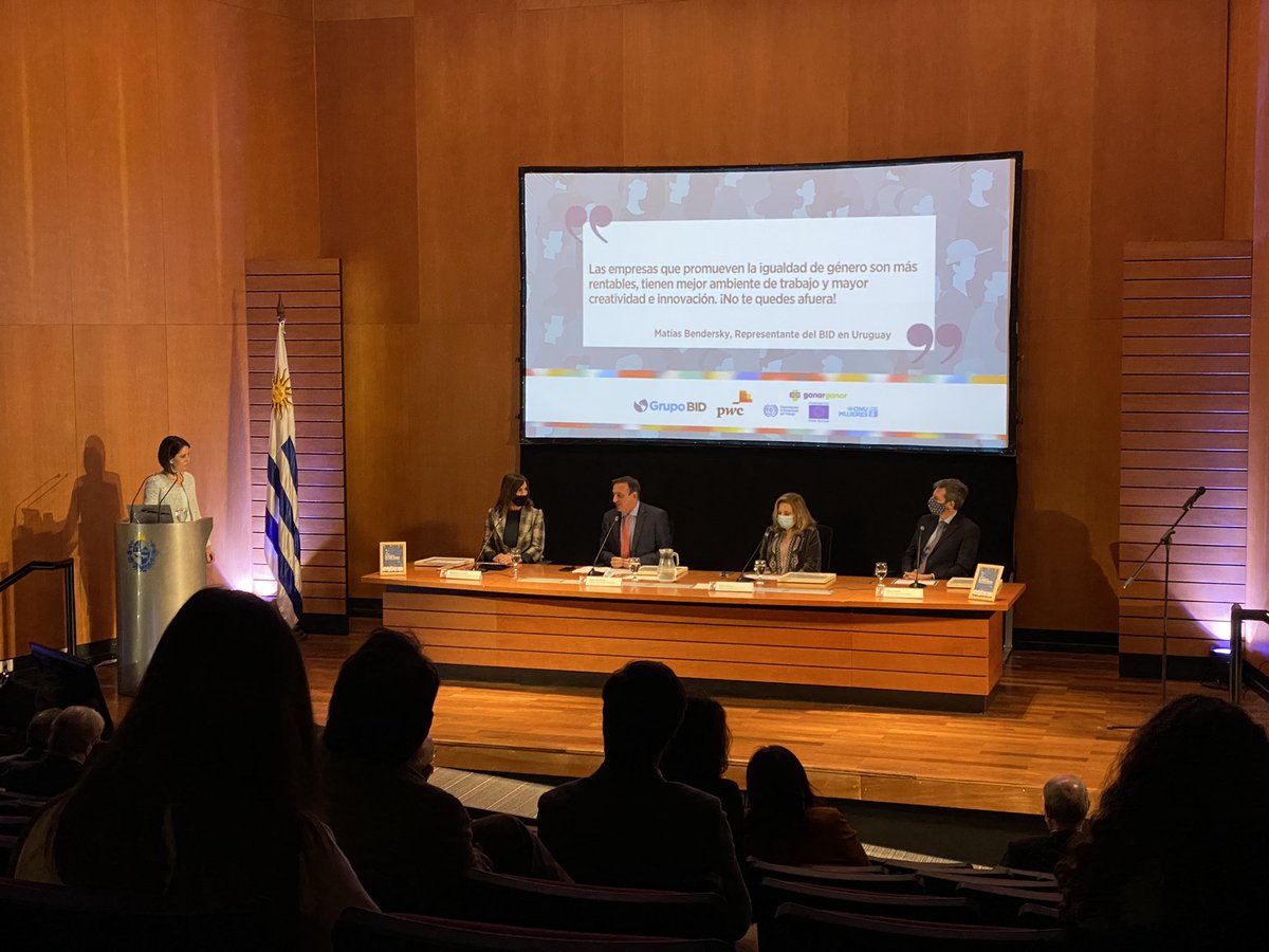 LuisLacallePou's tweet photo. En la ceremonia de premiación “El talento no tiene género” organizado por Grupo BID, @PwC_Uruguay y el programa Ganar-Ganar una alianza de @UEenUruguay @OITAmericas y @ONUMujeres. https://t.co/noPJiS7wHe