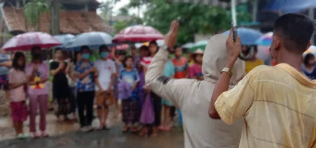 Thirisunaing2's tweet photo. Residents from Wadi village in Launglon Township protested against the military dictatorship and the military slavery education system.   #WhatsHappeningInMyanmar #June23Coup #TogetherWithPDF https://t.co/Xb7zZqGd3U https://t.co/6DKKzibE3E