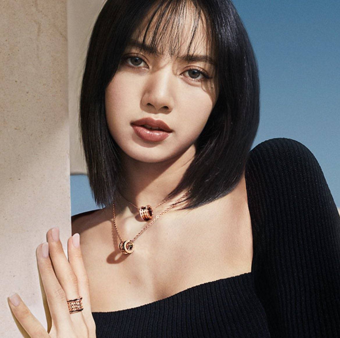 BPINKLATINO's tweet photo. LISA se ha convertido en el "Portavoz global" de la marca BVLGARI en China. Siendo el 1er idol de Kpop en llevar el título más alto de una marca de lujo. 

Según dicen “Portavoz global” es un título de más peso.

#PremiosMTVMIAW #MTVLAKPOPBLACKPINK #MTVLAKPOPROSE @BLACKPINK https://t.co/mBbIPFRVIy
