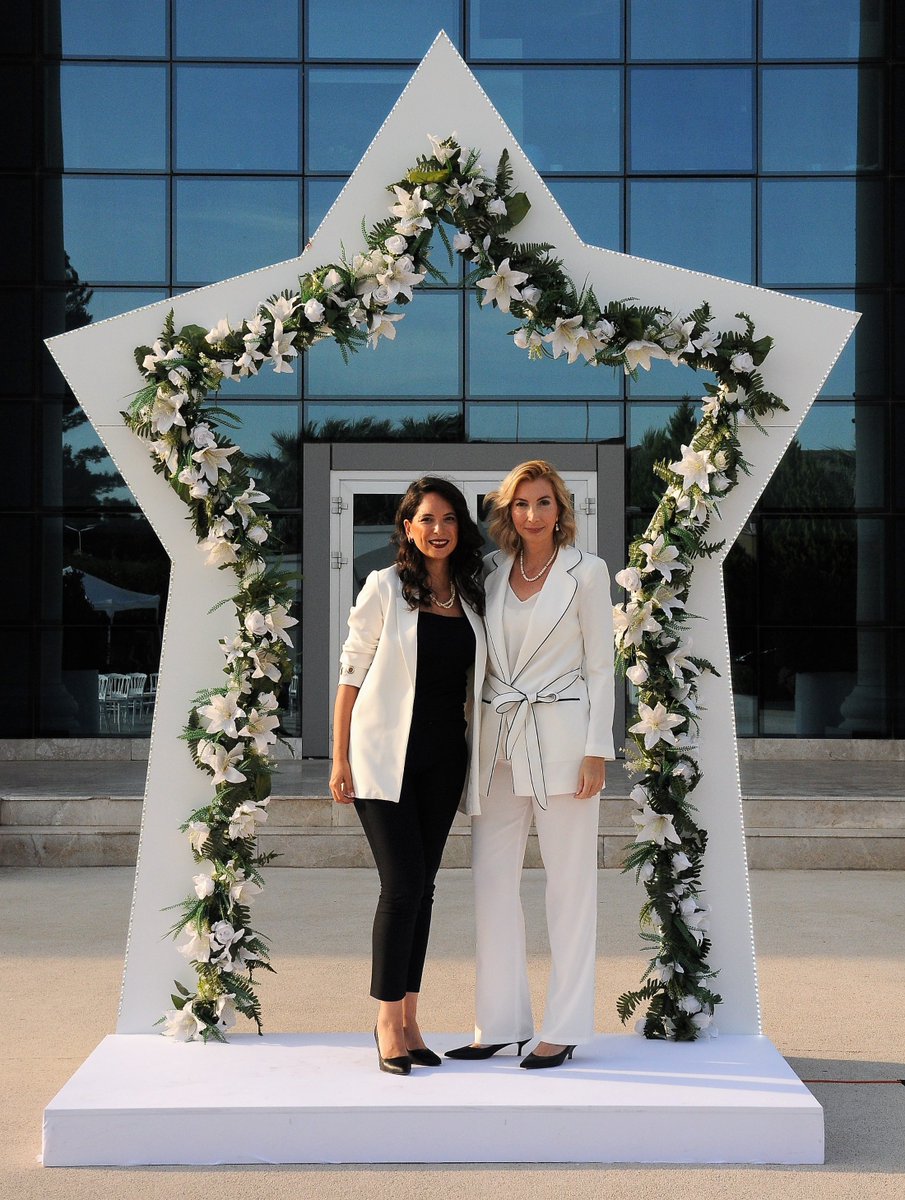 Ozge_atlan's tweet photo. Bazı anlar, bazı akşamlar hiç unutulmaz...Öğrencilerimizi geleceğe uğurladığımız mezuniyet akşamlarımızdan ilki hem bizler hem de velilerimiz ve çocuklarımız için çok anlamlıydı. Yolunuz açık, aydınlık olsun çocuklar. https://t.co/IpoN5YbFUP