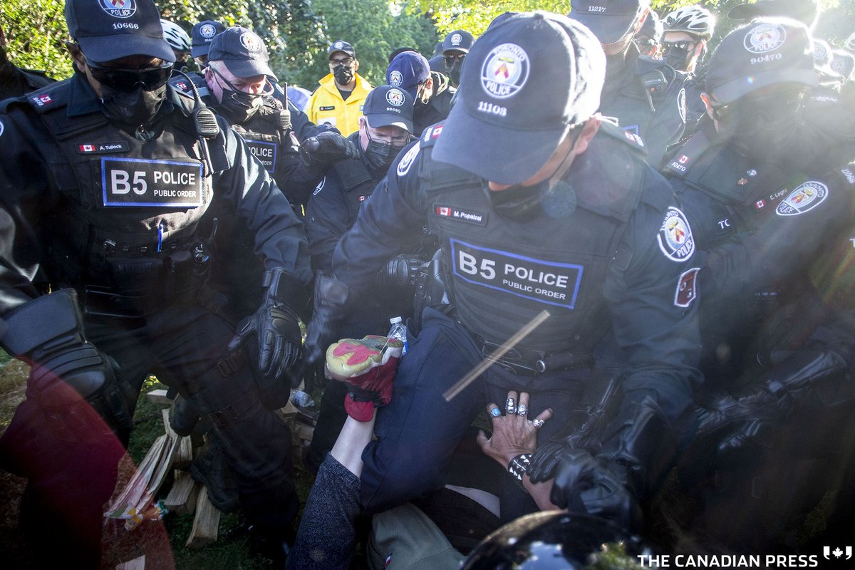 ChrisYphoto's tweet photo. Trinity-Bellwoods encampment evictions,  described by Toronto Mayor John Tory  as ‘reasonable, firm, but compassionate.  For @CdnPressNews with @liamdevlincasey  #Toronto #TOpoli #housing https://t.co/JMZ5gKOATb