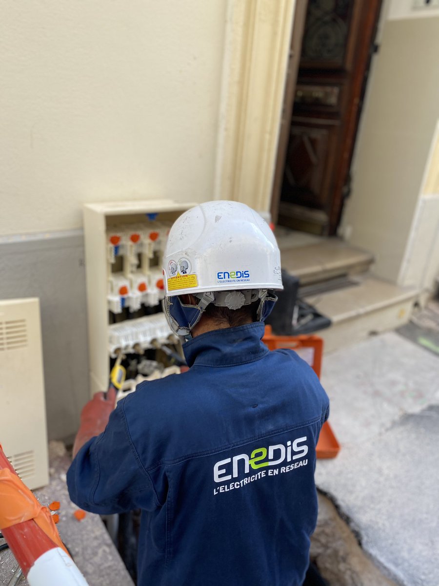 PasDassonville's tweet photo. Avec les équipes @enedis_coteazur pour renouveler les réseaux basse tension au cœur de @VilleDeToulon #sécurité #servicepublic https://t.co/Z7oA8L1r2b