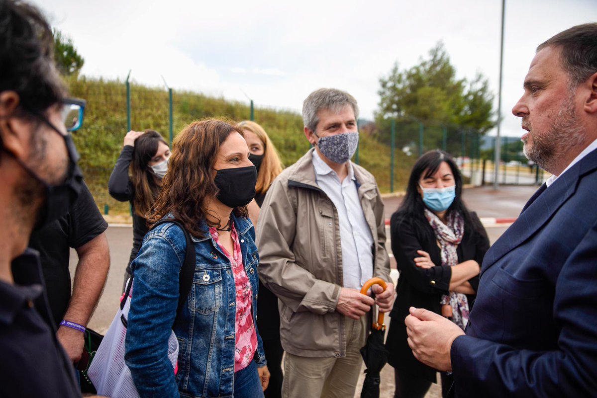 ERCCatCentral's tweet photo. Alcaldeseses, alcaldes i altres càrrecs electes d’@erc_catcentral reben @junqueras, @raulromeva i a la resta de presos polítics a la seva sortida de Lledoners juntament amb la nostra SG @Marionahoms https://t.co/1WaaaDDyh7
