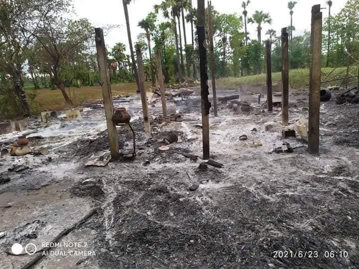dubuharu's tweet photo. #BanBwe village:
HOMES DESTROYED BY SAC
#CrimesAgainstHumanity
#TogetherWithPDF
#June23Coup
#WhatsHappeningInMyanmar
#MilkTeaAlliance https://t.co/W0vyc9Ut86