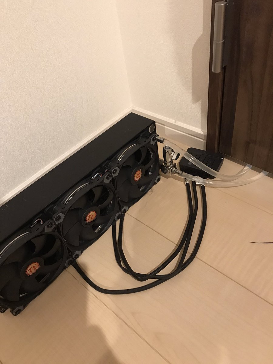 しんく 子育て中 自作除湿機 ペルチェ水冷式で 排熱用ラジはドアの下の隙間からチューブを出して配管してます そして3dプリンタで作った分配水路は大成功でした しんく 子育て中 自作除湿機 ペルチェ水冷式で 排熱用ラジはドアの下の隙間からチューブを出して配管してます そして3dプリンタで作った分配水路は大成功でした
