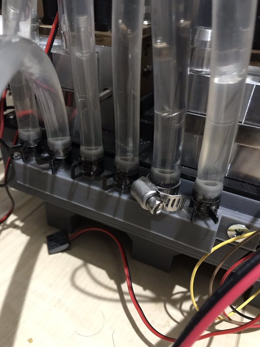 しんく 子育て中 自作除湿機 ペルチェ水冷式で 排熱用ラジはドアの下の隙間からチューブを出して配管してます そして3dプリンタで作った分配水路は大成功でした しんく 子育て中 自作除湿機 ペルチェ水冷式で 排熱用ラジはドアの下の隙間からチューブを出して配管してます そして3dプリンタで作った分配水路は大成功でした