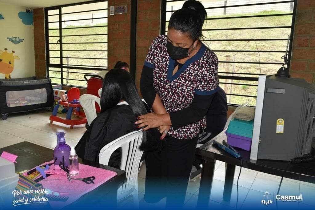 alejitapijuana's tweet photo. #ReNacer|Nuestras usuarias reciben diariamente atención integral y funcional,cuidado diario, acompañamiento en tareas académicas y participan activamente en actividades como manualidades, emprendimiento y talleres enfocados en valores y derechos.
#SocialySolidaria #LojaParaTodos https://t.co/04JgDZQTSJ