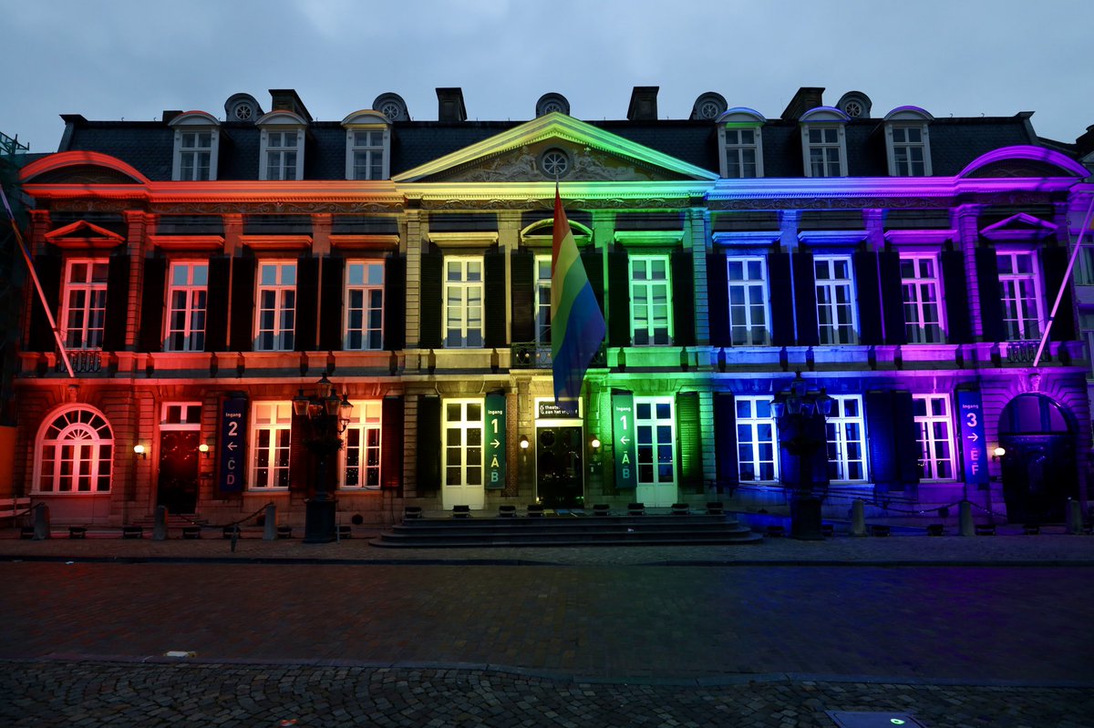THEATER IN REGENBOOGKLEUREN #ONELOVE 🌈 ✊
Wij leven in een vrije wereld waarin iedereen zichzelf moet kunnen zijn. Ook Theater aan het Vrijthof hult zich daarom vanavond in regenboogkleuren en geeft zo een signaal af aan Hongarije.
 #equality #pride #europeanunion