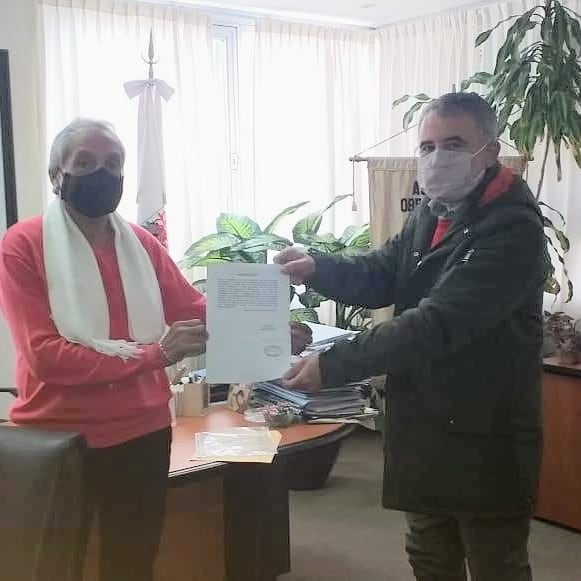 LomasCgt's tweet photo. REUNION DE SERGIO OYHAMBURU CON HUGO BENITEZ DE TEXTILES 

El Cro @SergioOyhamburu, en nombre de la @LomasCgt recibió de manos del Cro Benítez, Sec Gral de la AOT y de las 62 Org Peronistas, el poder para realizar el traslado del auto del Gral Perón https://t.co/3QlQgbaM83