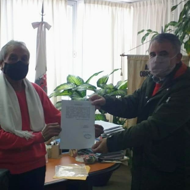LomasCgt's tweet photo. REUNION DE SERGIO OYHAMBURU CON HUGO BENITEZ DE TEXTILES 

El Cro @SergioOyhamburu, en nombre de la @LomasCgt recibió de manos del Cro Benítez, Sec Gral de la AOT y de las 62 Org Peronistas, el poder para realizar el traslado del auto del Gral Perón https://t.co/3QlQgbaM83