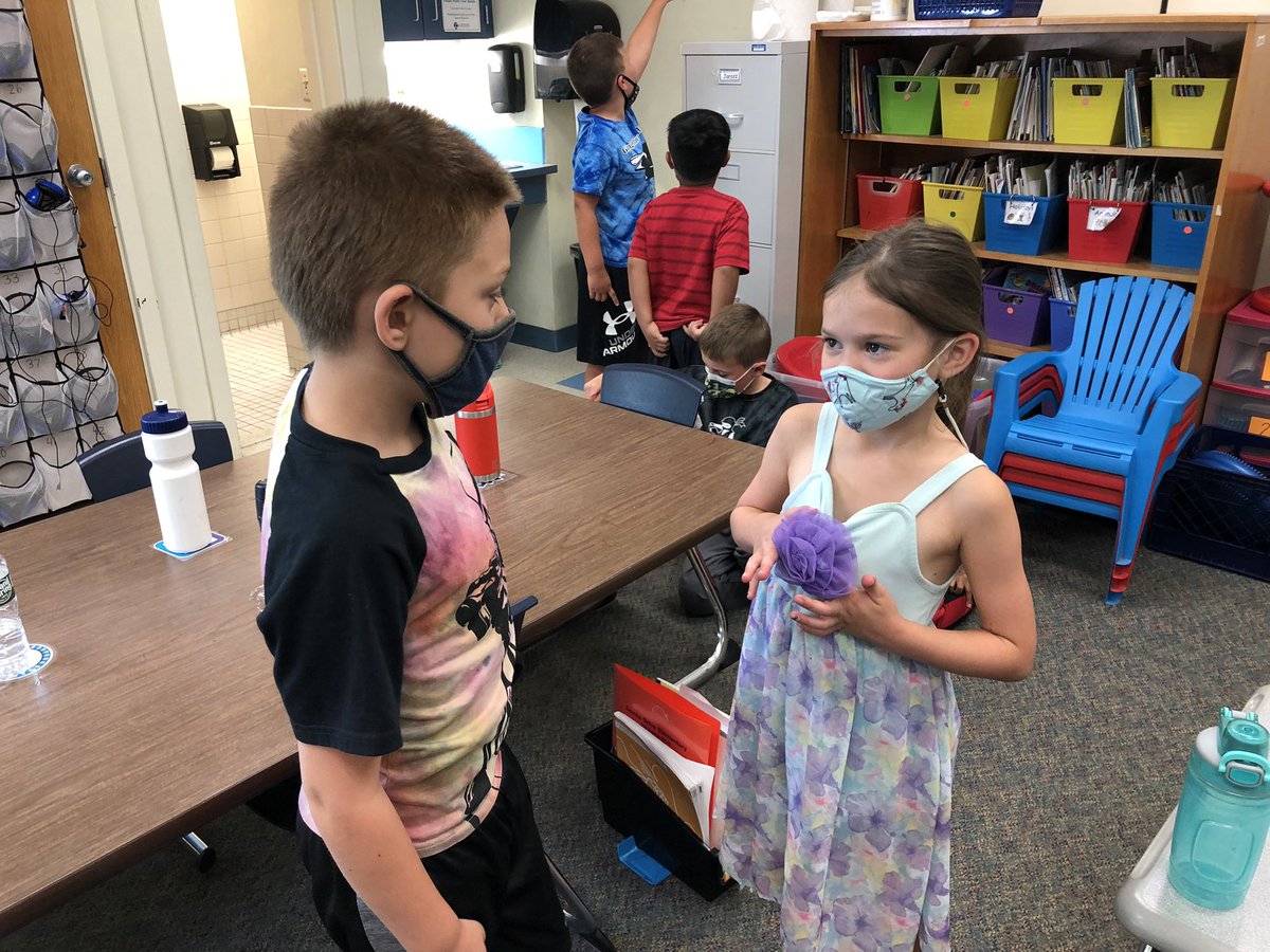 MrsHickeyK's tweet photo. We visited first grade today! Thank you @MrsJaroszDDE and all your 1st grade mentors! https://t.co/ZsMF9L7nnO