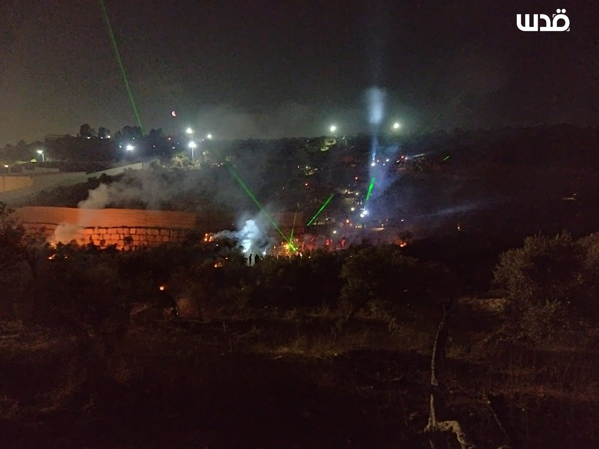 fakhrifadzli's tweet photo. Penduduk Beita meneruskan Kekacauan Malam ke atas penjajah Zionis yang telah merampas tanah &amp; membina penempatan haram di Jabal Sbeih. Mereka menyalakan obor, menyuluh laser, membakar tayar, membunyikan hon. Supaya penjajah merasa menyesal atas tindakan bodoh mereka. #SaveBeita https://t.co/fN7A0BbQYb
