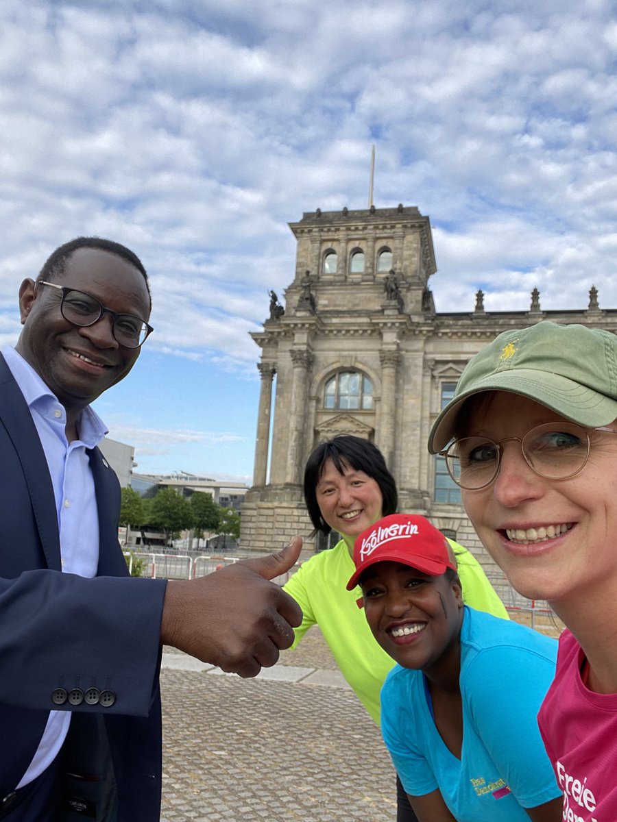 Ein toller #FDPowerlauf mit Besuch aus #nrw <a href="/jillwint2018/">Jill Wintermeyer</a> und gleich zwei tollen Begegnungen - unser Regular <a href="/WSchinnenburg/">Wieland Schinnenburg</a>  - und ein großes Danke an den sozialdemokratischen Fotografen am Reichstag <a href="/KarambaDiaby/">Dr. Karamba Diaby</a> - in 2 Wochen gehts weiter! <a href="/fdp/">FDP</a> <a href="/FDPBerlinMitte/">FDP Berlin Mitte</a> <a href="/fdp_berlin/">FDP Berlin</a>