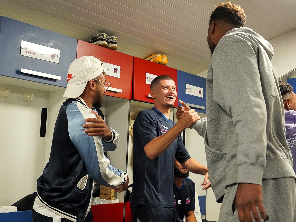 ClermontFoot's tweet photo. Nos légendes sont de retour ! 😄💪🔴🔵

80ème club de l'histoire de la @Ligue1UberEats, le Clermont Foot 63 reprenait l'entraînement aujourd'hui 👊

📸 Une séance de reprise en présence du public et des médias, à revivre en photos 👉 https://t.co/6jirKgdoJo https://t.co/cBNLiokRDz
