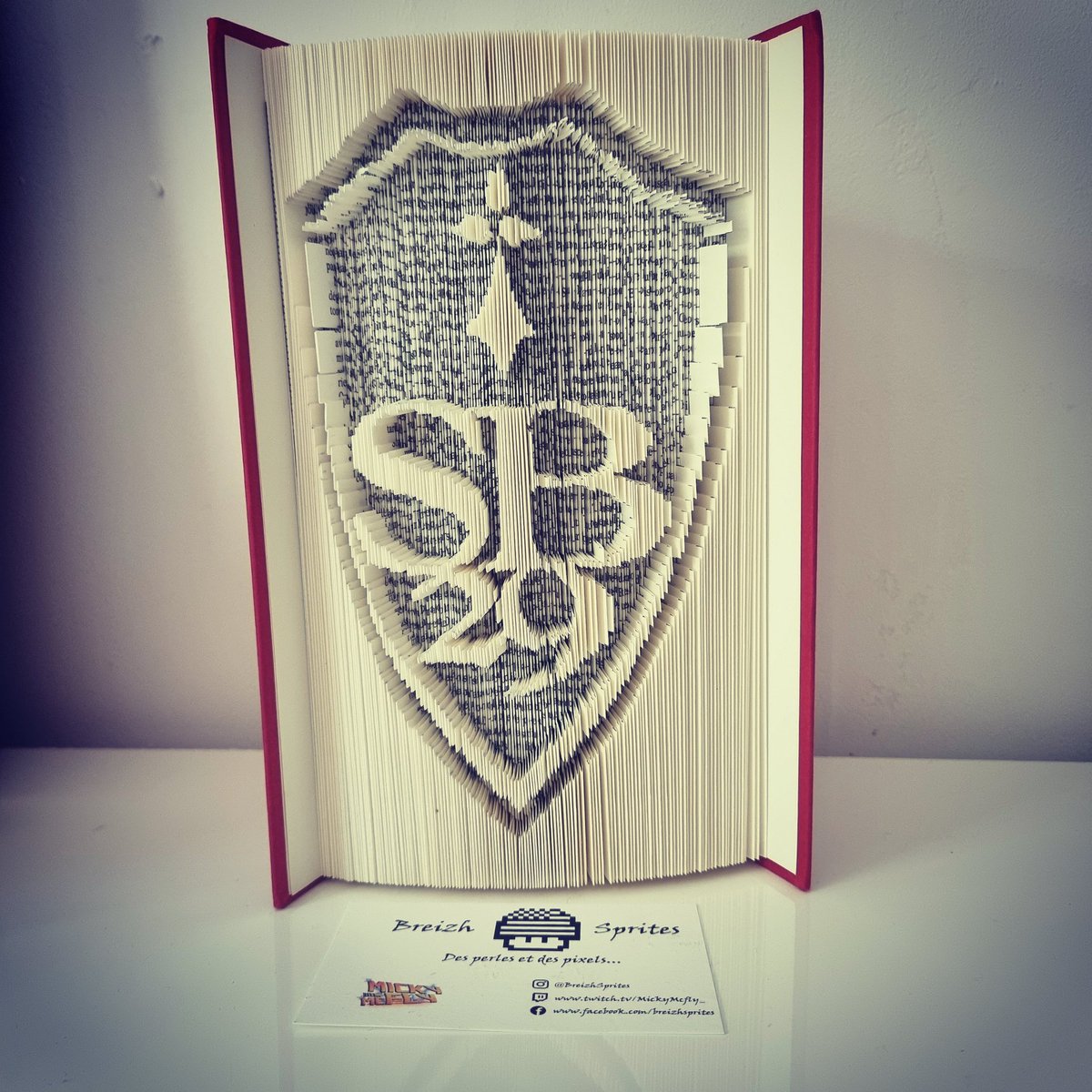 MickyMcFly_'s tweet photo. SB29 @stadebrestois29
Cadeau pour le maître de mon fils.
#livre #livreplié #foldingbook #art #artistpaper #home #pourtoi #litterature #lecture #homemade #design #popculture #geek #deco #diy #homedecor #craft #paper #follow #bzh #book
#papercraft #brest #sb29 https://t.co/XhTRRLkpli