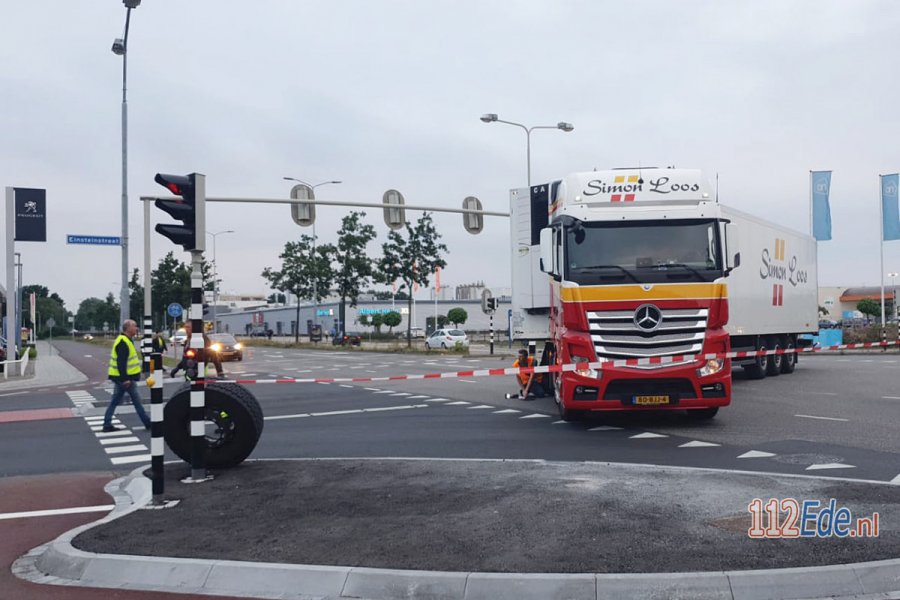 Vrachtwagen verliest wiel midden op kruising in #Ede. 112Ede.