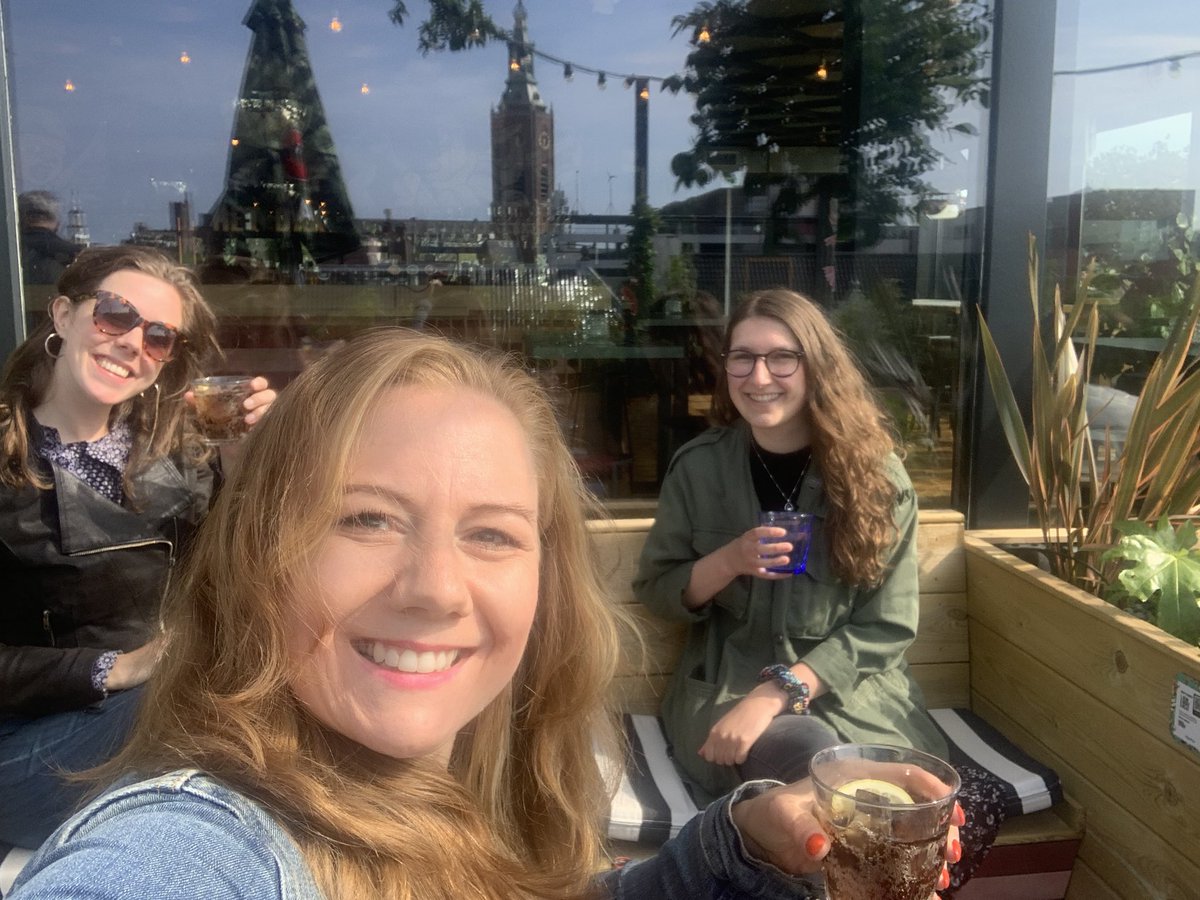 marijeblok's tweet photo. Onderzoek doen, in een #verpleeghuis, valt niet mee in deze (online) tijd! Maar onze stagiair bij @LeydenAcademy, Sanne, rockte het en sloot haar stage af met een 9! 💪🏻Dat vierden we met een drankje op de #rooftop #Bleyenberg. 🤩🍹 https://t.co/PUnFoEZ2Ap