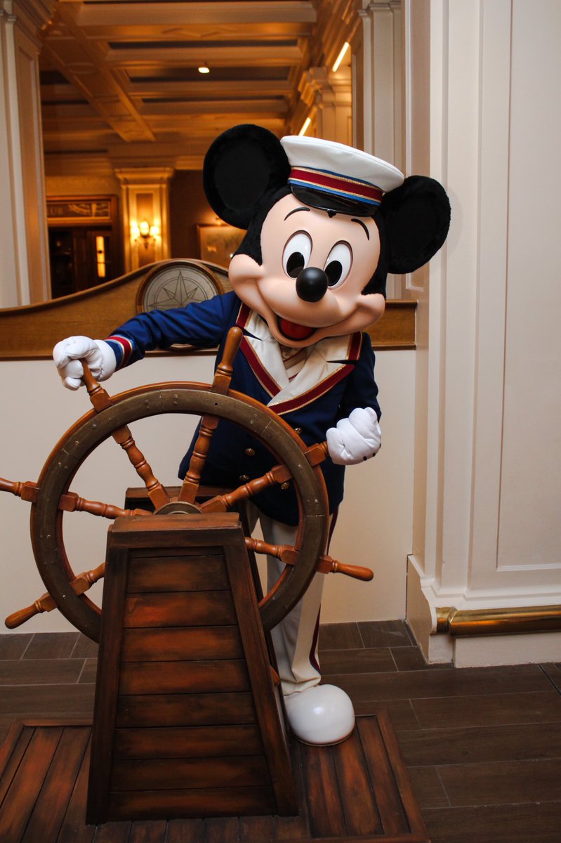 CharactersPBlog's tweet photo. Ahoy! Guests of the Disney’s Newport Bay Club can now take a nautical selfie with Captain Mickey or friends in all-new outfits! As they have anchored their ship 🚢 ✨
#mickey #mickeymouse #captainmickey #disneyparks #disneylandparis #reopening #disneycharacters #themagicisback https://t.co/ZYHdHnn0Jt