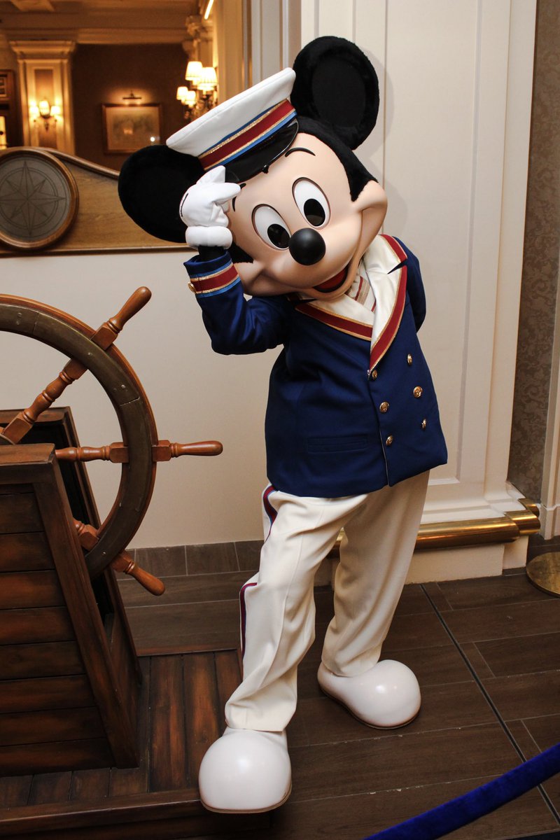 CharactersPBlog's tweet photo. Ahoy! Guests of the Disney’s Newport Bay Club can now take a nautical selfie with Captain Mickey or friends in all-new outfits! As they have anchored their ship 🚢 ✨
#mickey #mickeymouse #captainmickey #disneyparks #disneylandparis #reopening #disneycharacters #themagicisback https://t.co/ZYHdHnn0Jt