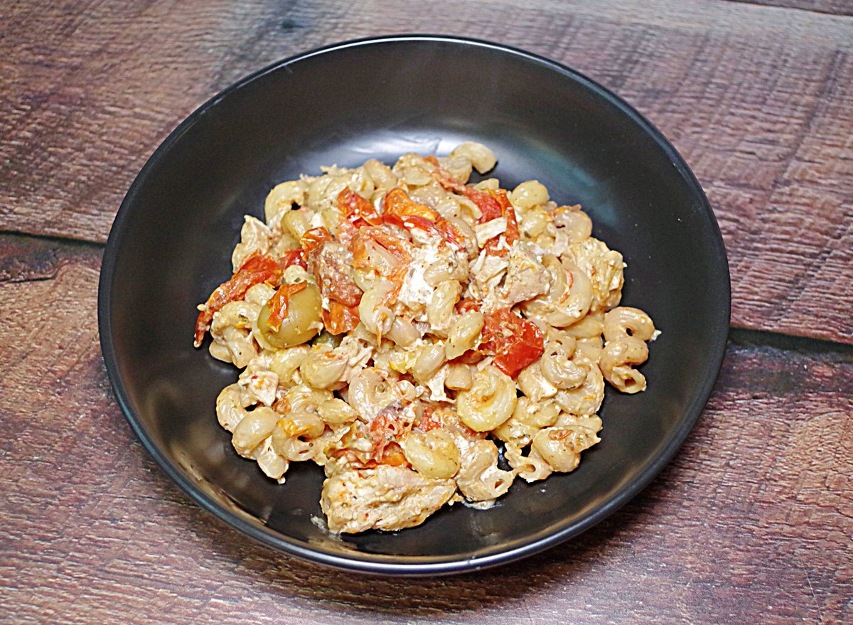 WeekdayKitchen's tweet photo. My version of the viral "Tomato Feta Pasta". I added chicken and olives (because they're like my favorite thing in the world. It's seriously ridiculous how many olives this family eats!)

Recipe here...

https://t.co/tVs2oYWvrr https://t.co/CQJoGhVbjb