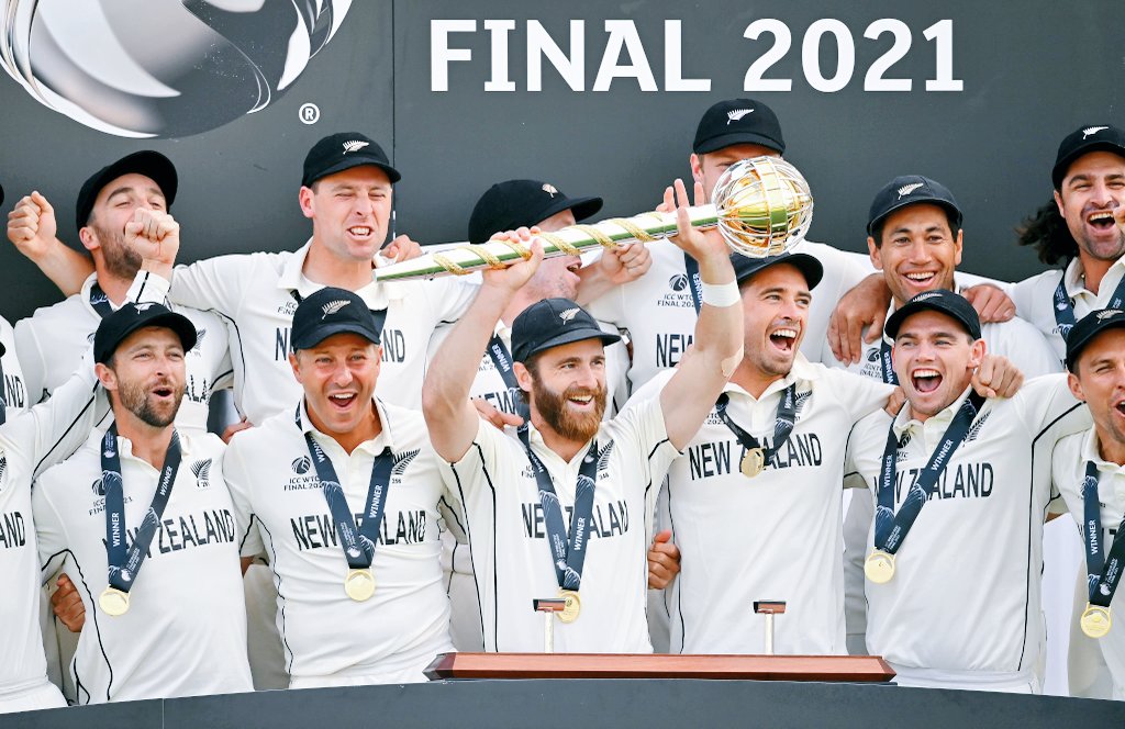 JaweriaNoor0's tweet image. Kane Williamson and his champion side ✨

A big congratulations team new zealand 
A first ever team to win #WTC21final 
#INDvNZ