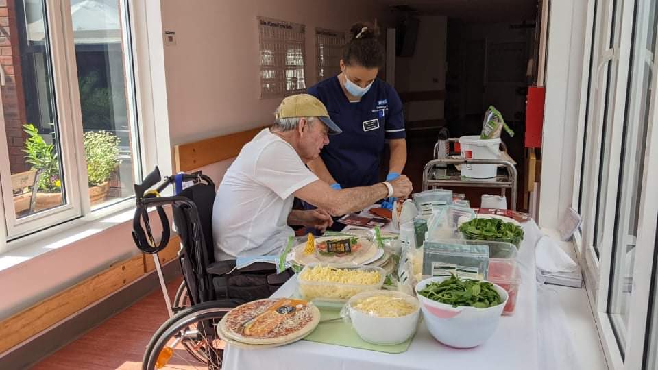 TeamSpinalSDH's tweet photo. Happy birthday Herby!! It’s fun under the sun! Our patient enjoying their “unit”made pizza! @BEVSANNE @jane_temblett @SalisburyNHS https://t.co/zBkvlU18wD