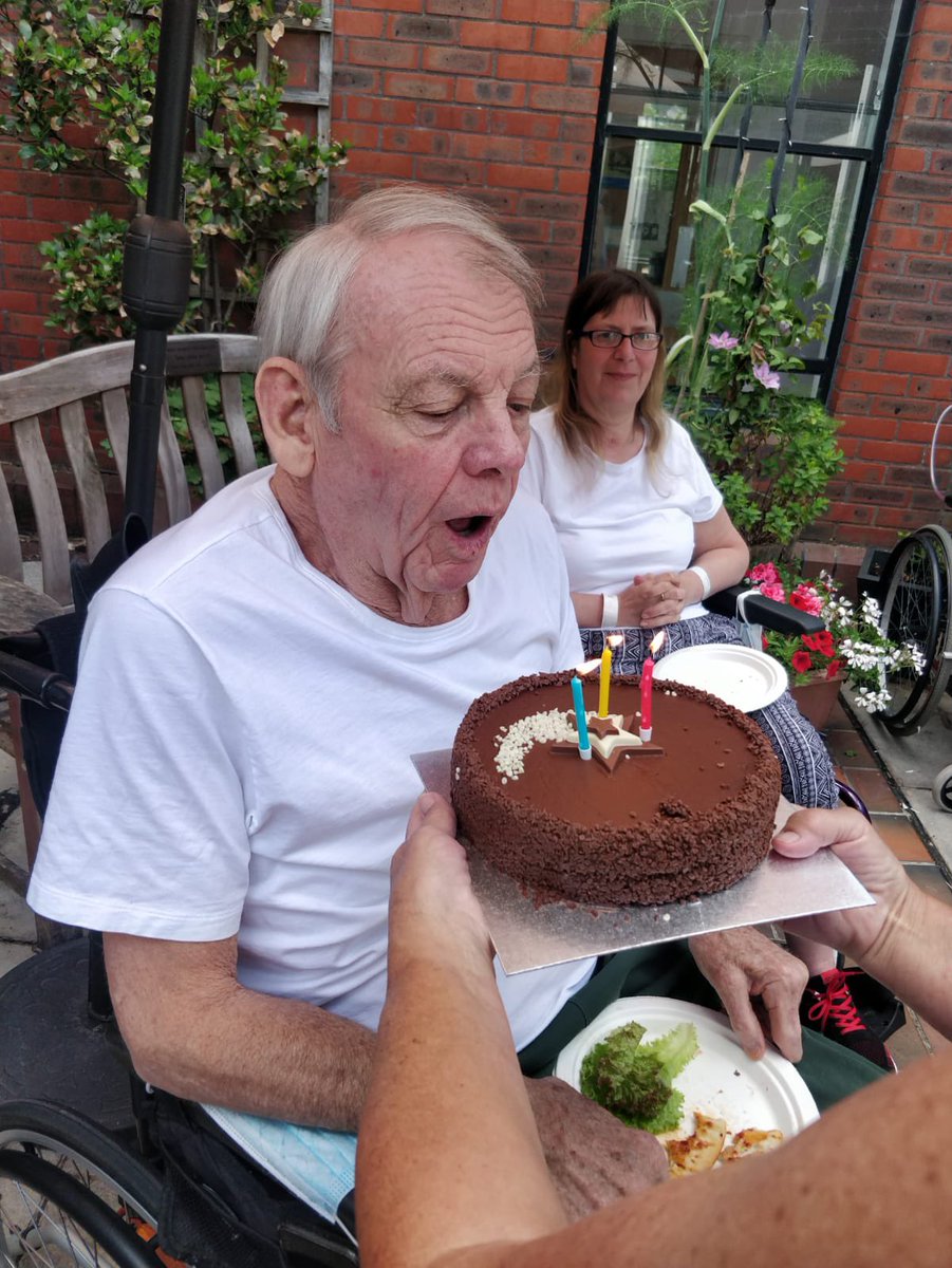 TeamSpinalSDH's tweet photo. Happy birthday Herby!! It’s fun under the sun! Our patient enjoying their “unit”made pizza! @BEVSANNE @jane_temblett @SalisburyNHS https://t.co/zBkvlU18wD