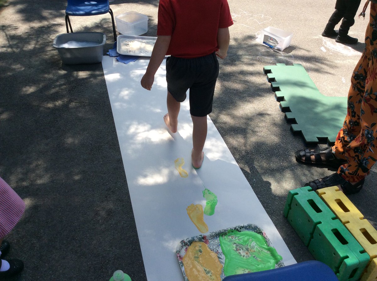 NJoFrick1's tweet photo. A lovely afternoon in Nursery enjoying a range of Art @parsonstreet #Arts #fun #Outdoorplay #Artweeks https://t.co/VhI6FOyLIE