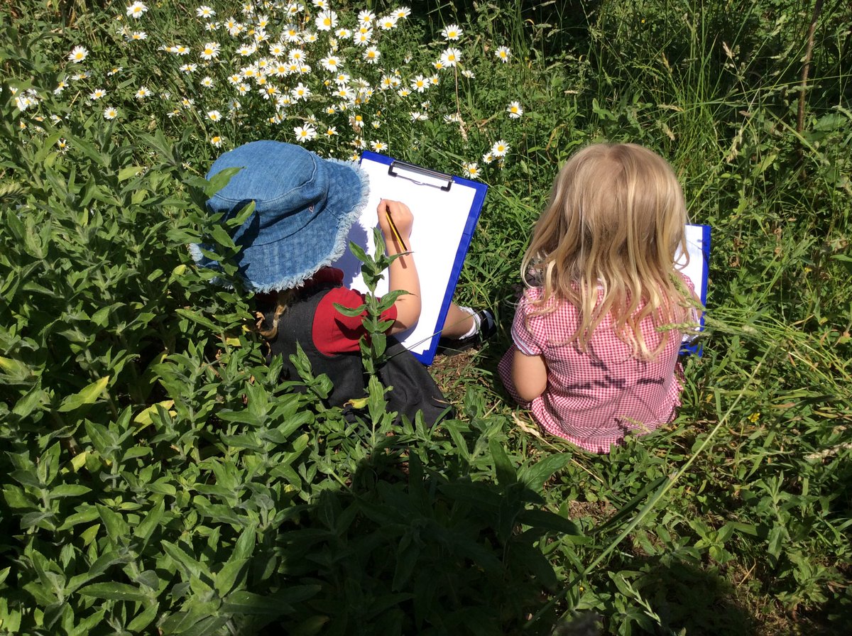 NJoFrick1's tweet photo. A lovely afternoon in Nursery enjoying a range of Art @parsonstreet #Arts #fun #Outdoorplay #Artweeks https://t.co/VhI6FOyLIE