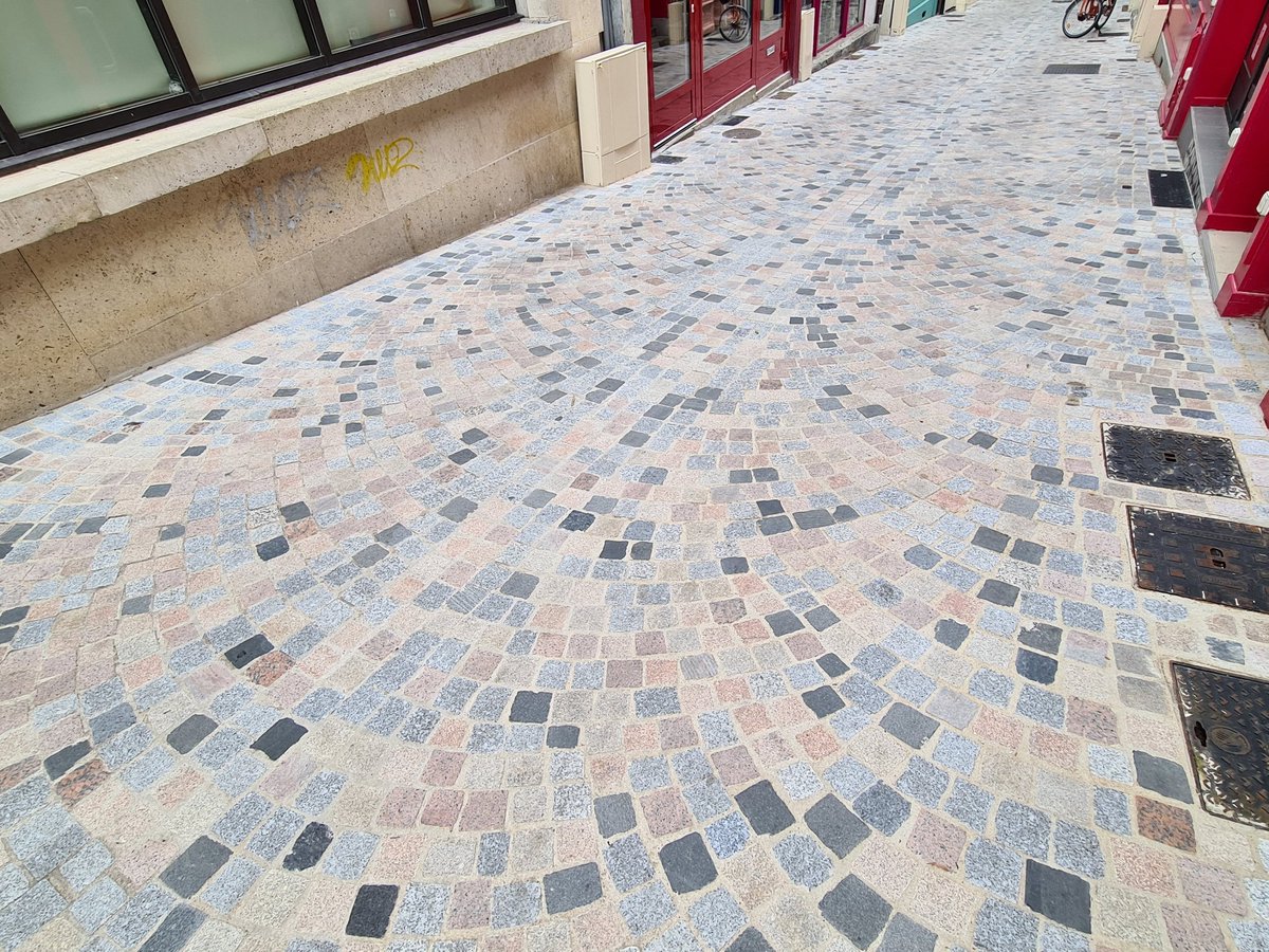 ElusEcoloLeMans's tweet photo. Dans le cadre des travaux du quartier Saint-Nicolas, Rémy Batiot a reçu l'association @ValentinHauy pour améliorer l'accessibilité du cœur de ville aux personnes malvoyantes ou aveugles. #Handicap https://t.co/NHbtYdHexB