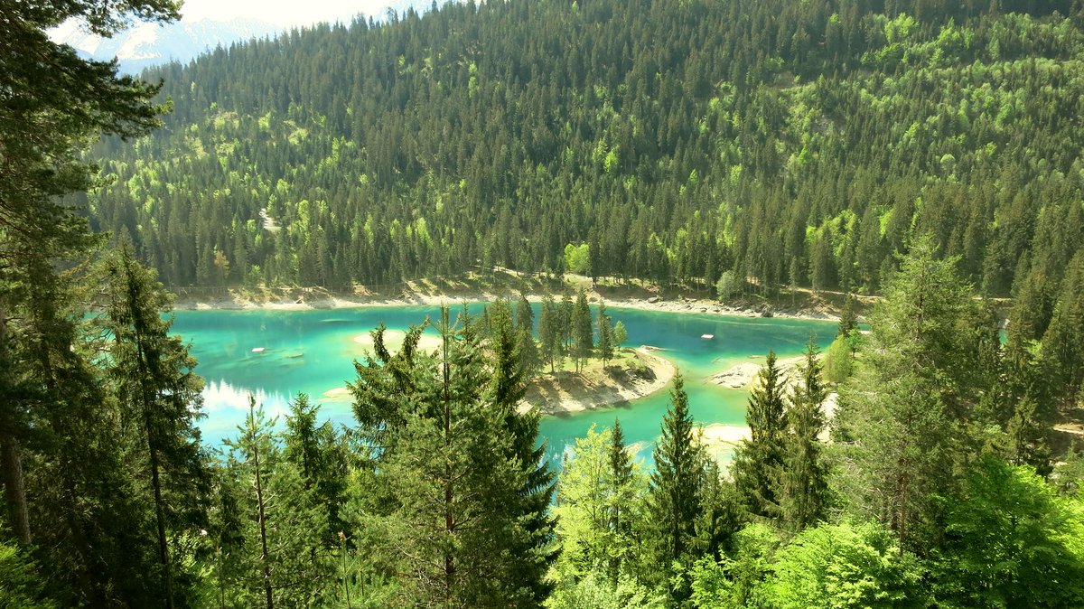 standseilbahnen's tweet photo. Caumasee - Lake Cauma - a paradise in Switzerland - These colours are unique 🇨🇭😍 📷 @standseilbahnen
 #Cauma #Caumasee #hotspot #visitit #Schweiz #Switzerland https://t.co/ryTxE5olnM