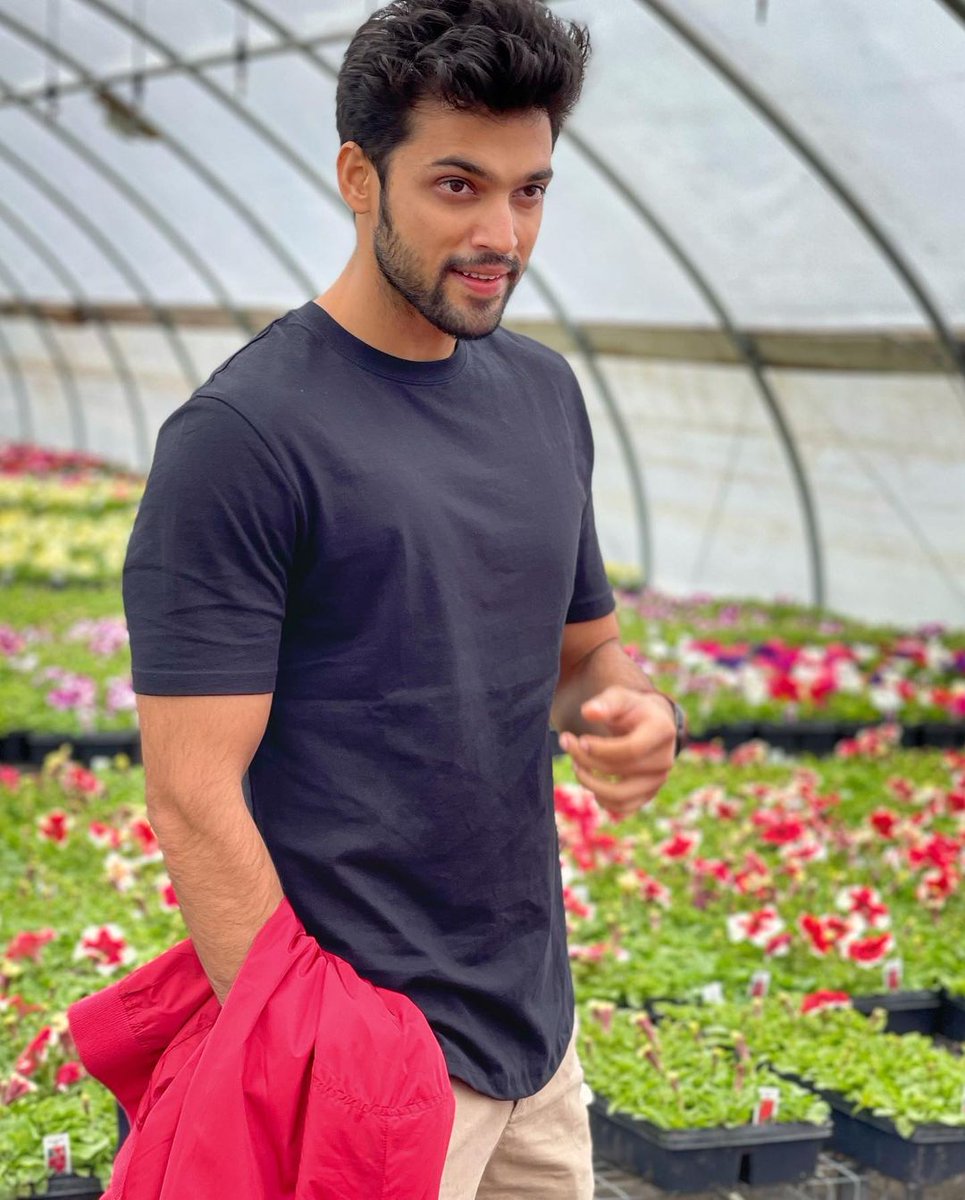 LaghateParth_FC's tweet photo. " Switzerland feels in Michigan 😛❤️ Simran !!!!!!!!!!!!!!!!!!! 
#notsocandid #okthanksbye ❤"
 ~ @LaghateParth 🦋 Instagram post. 

This human and his ok thanks bye....😇😇

#ParthSamthaan https://t.co/Mtnyn5EMzK