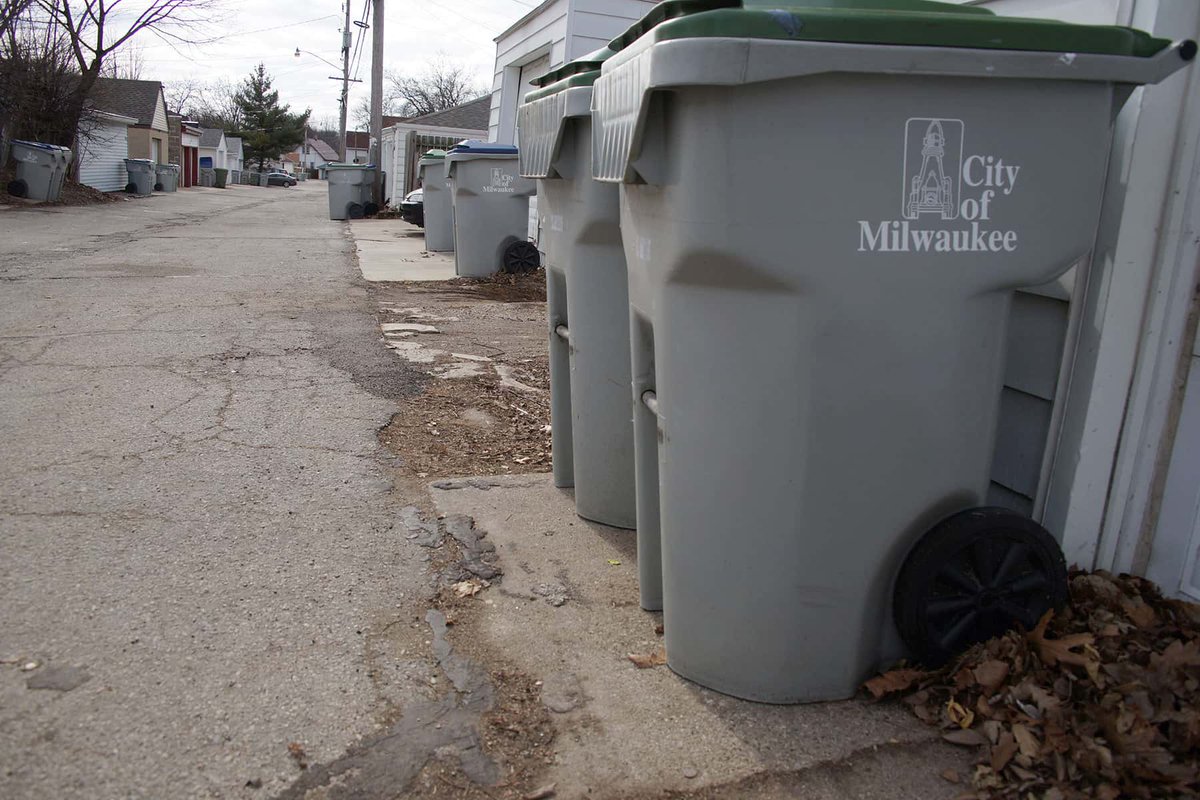 FibreBoxAssn's tweet photo. With the help of a $649,000 grant from @RECYPartnership, the city of Milwaukee, WI will deploy more than 18,600 new rolling, lidded recycling carts and fund education and outreach around recycling for good. Learn more here: https://t.co/7ih1J1O5Ng. @WasteAdvantage https://t.co/lmjdJiqcy9