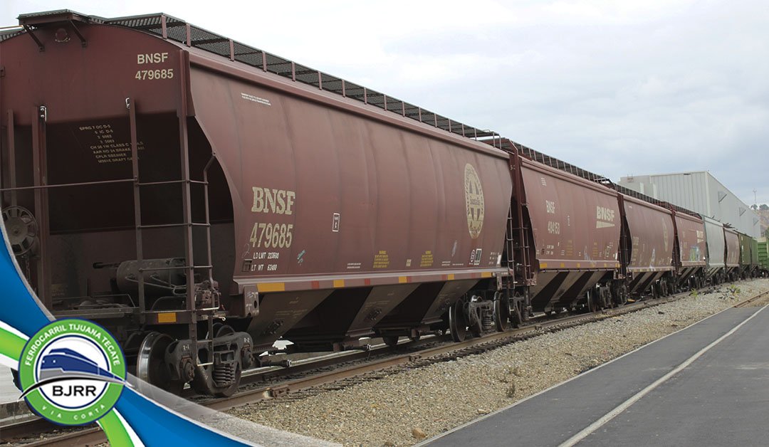 En este tipo de equipo movemos productos que requieren protección contra la intemperie. 

In the box car we move products that require protection against the elements. 

 #TrenBinacional #RailFreight