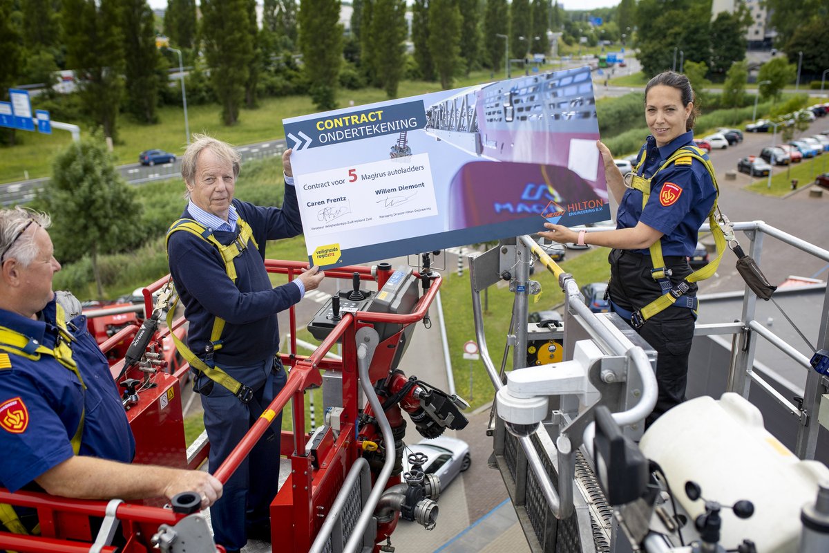 BrandweerZHZ's tweet photo. Onze di­rec­teur @CarenFrentz en Wil­lem Diemont, di­rec­teur van Hilton Engineering, hebben op gro­te hoog­te een con­tract on­der­te­kend voor 5 nieuwe #Redvoertuigen. Uniek, want voor­heen kocht ie­de­re ge­meen­te zijn ei­gen voer­tuig. Lees meer op https://t.co/XIEv8rDpGI. https://t.co/YYfLuZgddB