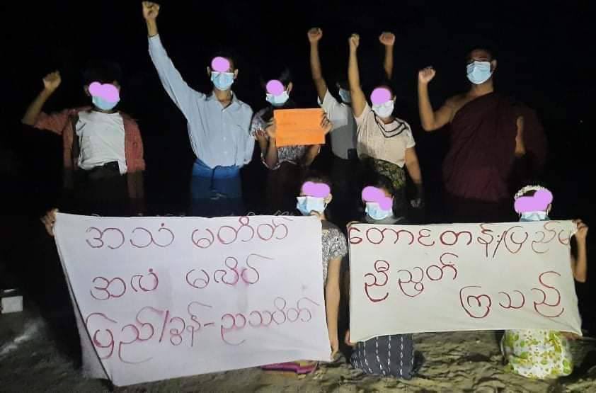 Night Strike by locals including a Monk of Pyigyidagun Tsp, #Mandalay in defiance of dictatorship despite tight security, night arrests and shootings by Junta. #TogetherWithPDF #June23Coup  #WhatsHappeningInMyanmar