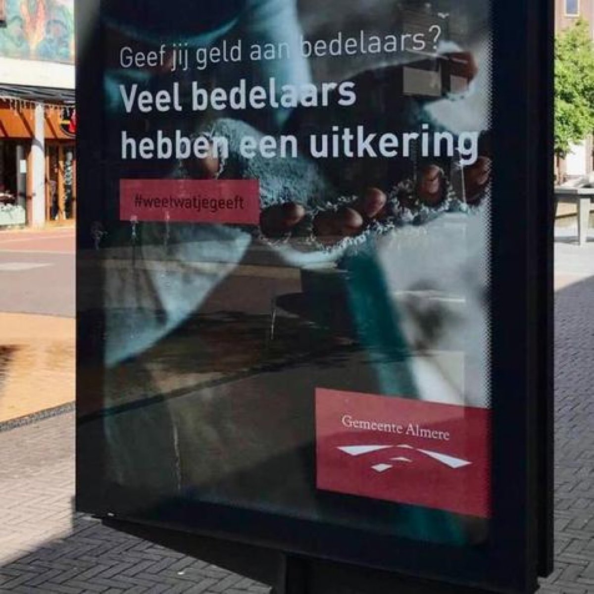 Matthijs85's tweet photo. Betaal jij belasting aan de overheid?
Veel overheden gebruiken dat om walgelijke uitingen als deze op straat te plempen en het wantrouwen tussen mensen te vergroten.. 🙄 #weetwatjegeeft #Almere #armoede https://t.co/SiBUxZXZrL
