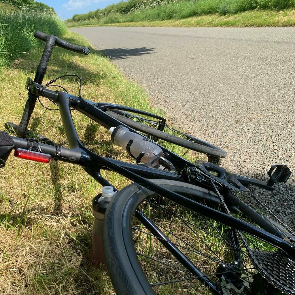 Rest bite in the shade

#fromwhereiride #roadslikethese #rideyourbike #instacycling #roadcycling #bikelife #cycling #cyclinggear #lincolnshirewolds #ilovecycling #ridemybike #cyclinglife #cyclist #cyclingculture #lifebehindbars #britishcycling  #lovecycl… instagr.am/p/CQd5v6RpJuk/