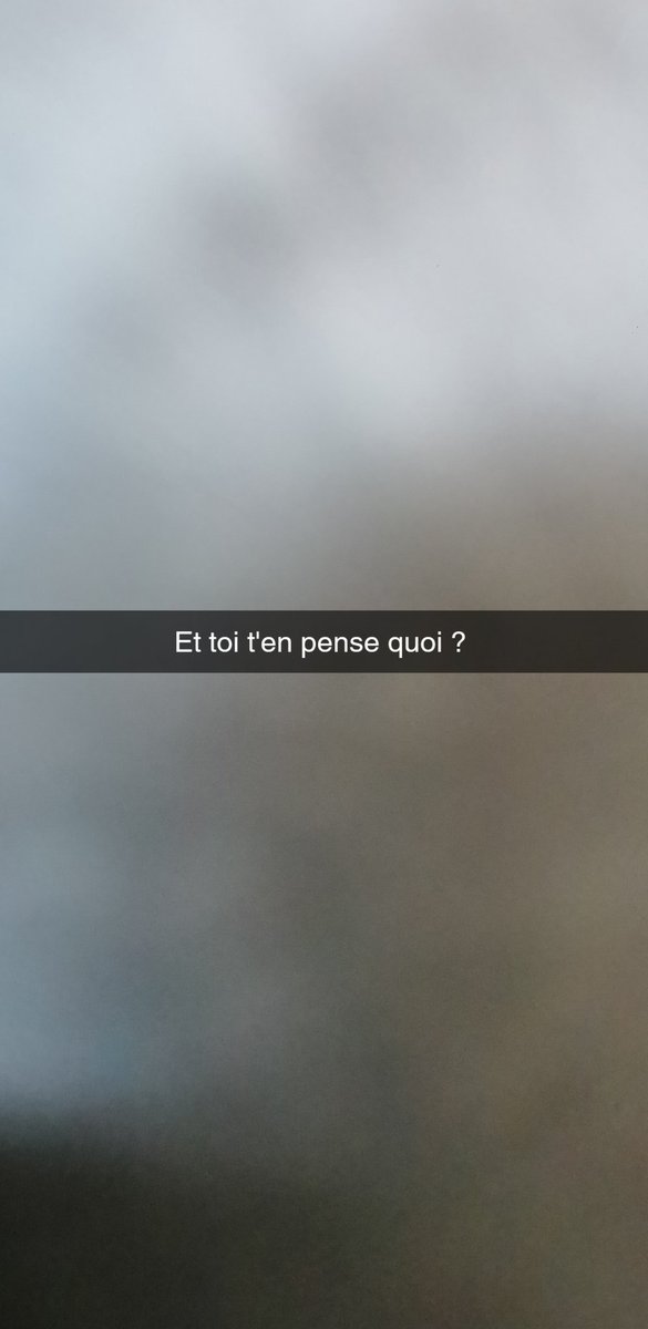 FactoryFoto's tweet image. Pourquoi une fille pose nue, en lingerie ou topless ?