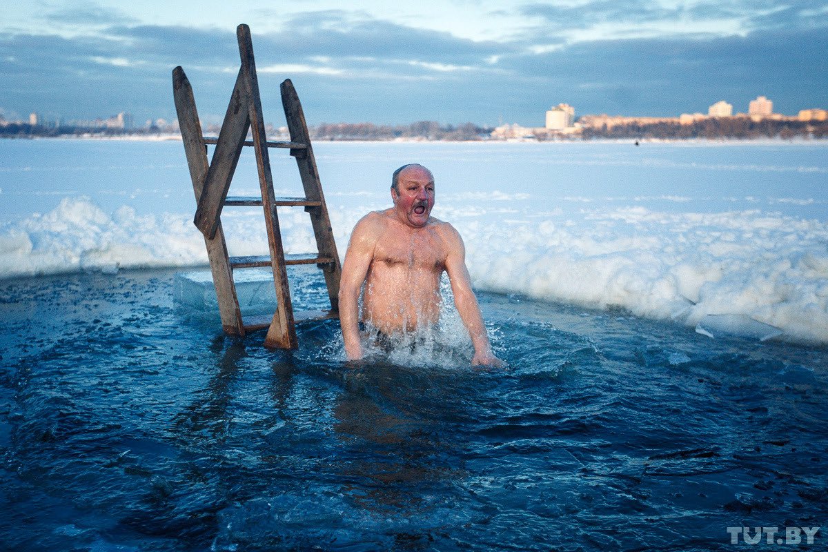 Люди купаются в проруби. Купание в проруби. Нырять в прорубь. Окунуться в прорубь. Зимнее купание.